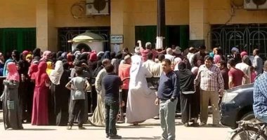 صور.. تزاحم المواطنين خلال صرف معاشات تكافل أمام مكاتب البريد أرمنت والأقصر