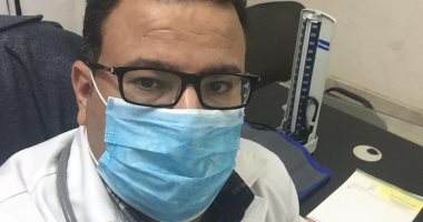 الجيش الأبيض.. أيمن طبيب بمستشفى جامعة قناة السويس على خط مواجهة كورونا