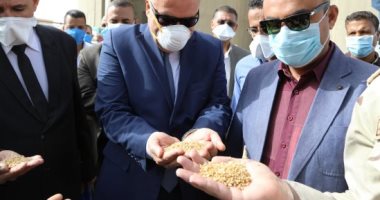 بالكمامات.. محافظ قنا يلتقى عمال الصوامع فى الترامسة والمراشدة خلال استلام القمح