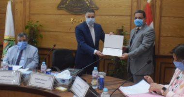 صور.. مجلس جامعة بنها يكرم الفريق الطبى المشارك فى الحجر الصحى بقها