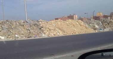 سيبها علينا.. سكان حلوان يشكون انتشار القمامة والمخلفات بطريق الأوتوستراد