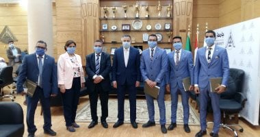 جامعة بنها تكرم طلاب تصميم وتنفيذ أول بوابة للتعقيم الإلكترونى بالمستشفيات