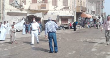 صور..رئيس مدينة إسنا يقود حملة للسيطرة على تجمعات الباعة الجائلين