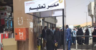 نائبة محافظ أسوان تتابع عملية تعقيم المواطنين قبل دخولهم السوق السياحى