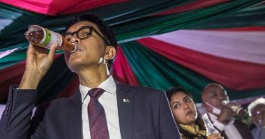 رئيس مدغشقر يعلن اكتشاف "شاى عشبى" يشفى من كورونا خلال 7أيام.. ويجربه بنفسه