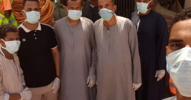 شباب قريتى الرقبة والسبخياية بأسوان يواجهون فيروس كورونا بتعقيم الشوارع