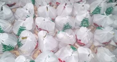 فيها حاجة حلوة.. شباب قرية أبو حزام بقنا يتطوعون لتوزيع شنط مساعدات