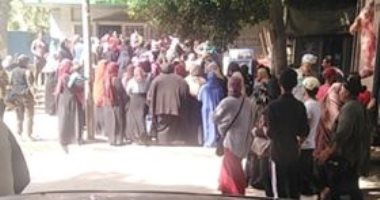 خوفا من كورونا.. شكوى من زحام شديد أمام مكتب البريد بالمعادى
