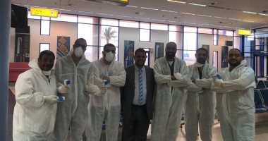 أطباء الحجر الصحى بمرسى علم يحتفلون بعيد ميلاد زميلهم القادم من الرياض