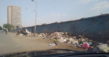 قارئ يشكو انتشار القمامة بجوار سور مصنع الكراسى وأمام مطافى الوراق بالجيزة