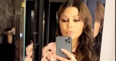"جو يمشى مع الحظر".. هيفاء وهبى تظهر بالبيجامة فى صورة "سيلفى" من منزلها