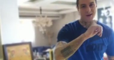 أحمد الفيشاوى يؤدى تمارين "الجيم" على أنغام "دورك جاى" فى البيت.. فيديو