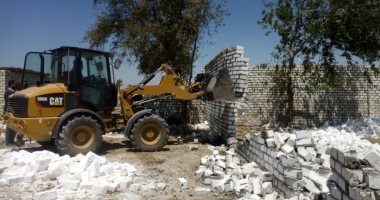 محافظ أسيوط: إزالة 2100 حالة تعدى على الأراضى وتحرير 1600 محضر تموينى