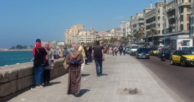 صور .. انتشار المواطنين على كورنيش الإسكندرية