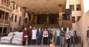 جامعة أسيوط تتسلم أجهزة تنفس صناعى وأدوات وقائية تبرعاً لمستشفى الراجحى