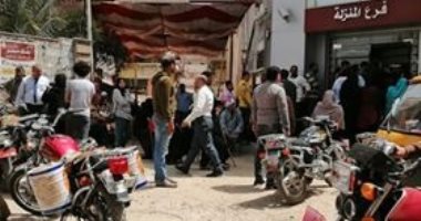 قارىء يشكو من الزحام الشديد أمام أحد بنوك المنزلة بالدقهلية