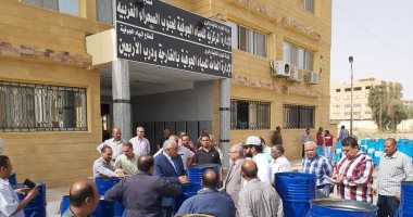 الرى تهدى محافظة الوادى الجديد 100 صندوق قمامة مصنعة بالورش التابعة لها..صور