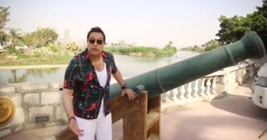 حكيم يهنئ جمهوره بالشهر الكريم بجوار مدفع رمضان.. فيديو