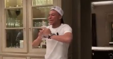 نجوم العزل المنزلى.. مبابى يكتشف موهبته فى كرة سلة مع أسرته بالمطبخ.. فيديو