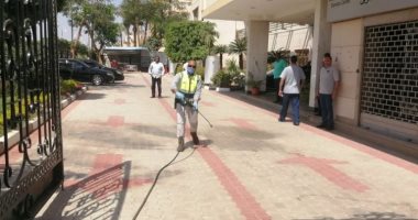 صور.. رجال التعقيم يطهرون مداخل ومخارج ومكاتب ديوان محافظة الأقصر