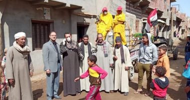 فيها حاجة حلوة.. مواطن يتبرع بمعدات وكلور لتطهير وتعقيم مركز سمالوط بالكامل