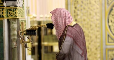 شاهد.. دعاء مؤثر فى أول يوم تراويح دون مصلين في الحرم النبوي الشريف