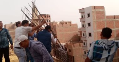 صور.. إزالة طابق مخالف فى عقار بسوهاج ورفع 20 طن قمامة 