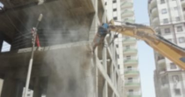صور.. الأجهزة الأمنية تلاحق المخالفين وتزيل التعديات على أراضى الدولة