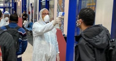 الجسر الجوى المصرى يستمر فى نقل العالقين بالخارج تنفيذًا لتعليمات الرئيس.. مطار مرسى علم الدولى يستقبل 5 رحلات من البحرين وأمستردام وكازبلانكا والجزائر وفرانكفورت بعدد 700 راكب.. والحجر الصحى يتعامل مع العائدين
