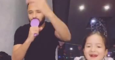 شاهد.. باسم علي يرقص مع ابنته على أنغام "الصحاب يلا"