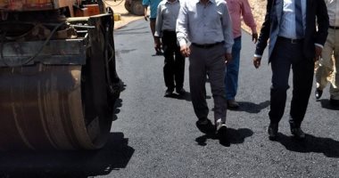 رصف طريق نجع الشيخ فهمى بسوهاج ورفع 145 طن مخلفات بمركز أخميم 