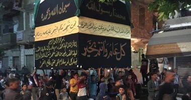 اسكندرانية يطوفون بمجسم للكعبة.. ومغردون: العمرة السنة دى فى إسكندرية.. فيديو