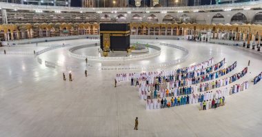 صور.. دعوات المصلين بإزاحة الوباء عن العالم فى صلاة التراويح بالحرم المكى