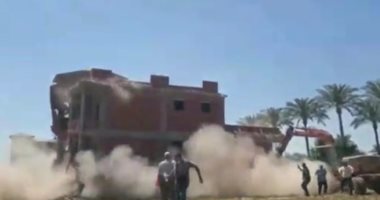 فيديو وصور.. محافظة الجيزة تزيل "كمبوند فيلات" على مساحة 6.5فدان فى أبو رواش