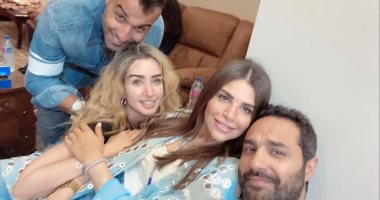 أحمد فهمى وهنا الزاهد وكريم فهمى وزوجته يشاهدون مسلسلاتهم فى أول يوم رمضان.. صور