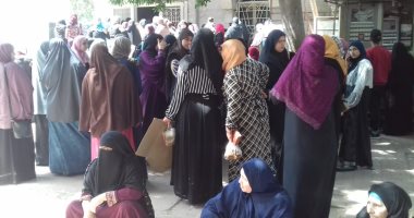 تكدس أمام سنترال ومكتب بريد المعادى بالمخالفة لتعليمات الوقاية من كورونا   