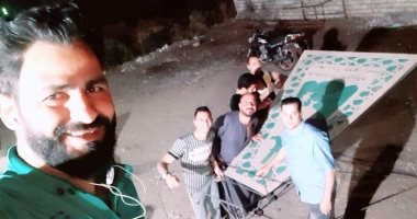 شاب قبطى بقرية الحتاحته بالمنيا يهدى مسلمى قريته فانوسا عملاقا احتفالا برمضان