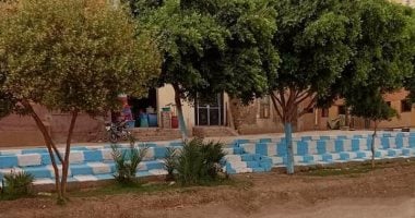 صور.. شباب نجع البهاجة بالكرنك يجملون شوارع منطقتهم بأياديهم