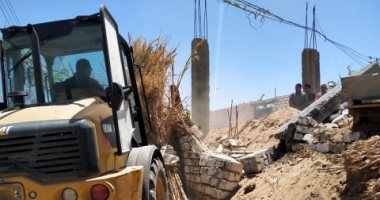 حملات لإزالة التعديات ومخالفات البناء على الأراضى الزراعية بأسيوط.. صور