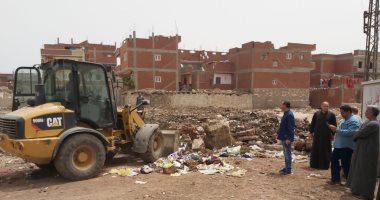 صور.. إزالات تراكمات قمامة تركت لمدة سنوات بقرية دماط بقطور 