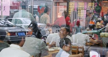 مصورة ألمانية تبرز تعقيد طبيعة البشر وعلاقاتهم فى انعكاسات الزجاج.. صور