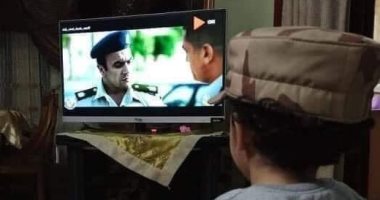 أرملة الشهيد المنسى عن صورة الطفل زين المتداولة وهو يشاهد "الاختيار": مش ابنى