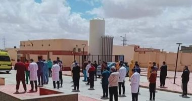 طاقم مستشفى العزل بالنجيلة يصلون الجنازة على زميلهم أمين المخازن