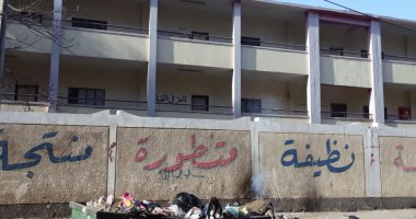 سيبها علينا.. شكوى من انتشار القمامة أمام مدرسة الزواية الحمراء بالشرابية