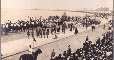 صور.. أصول تاريخية وموروثات ثقافية عمرها 750 عاما وراء واقعة مجسم الكعبة بالإسكندرية.. موكب "الكسوة" للمسلمين وزفة عيد القيامة للمسيحيين مناسبات ارتبطت بالوجدان الشعبى.. والمحافظ: المشكلة كانت فى خرق الحظر