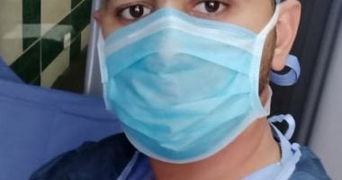 الجيش الأبيض.. ممرض بمستشفى المنيا الجامعى على خط المواجهة مع كورونا