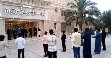 إيرانيون يؤدون تحية "بالعربية" لكادر طبى بمستشفى فى الأهواز.. فيديو