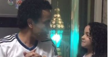 "لا سحر ولا شعوذة".. سامح حسين يفشل فى إقناع ابنته بإخفاء معلقة.. فيديو