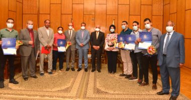 رئيس جامعة أسيوط يكرم الفريق الطبى العائد من مستشفى العزل بأسنا