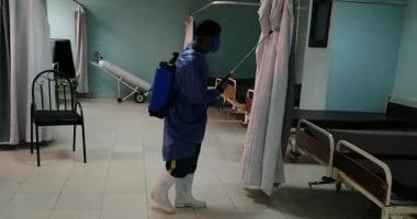 صور.. مستشفى الأقصر الدولى تستكمل عمليات الرش والتعقيم بالأقسام والقاعات